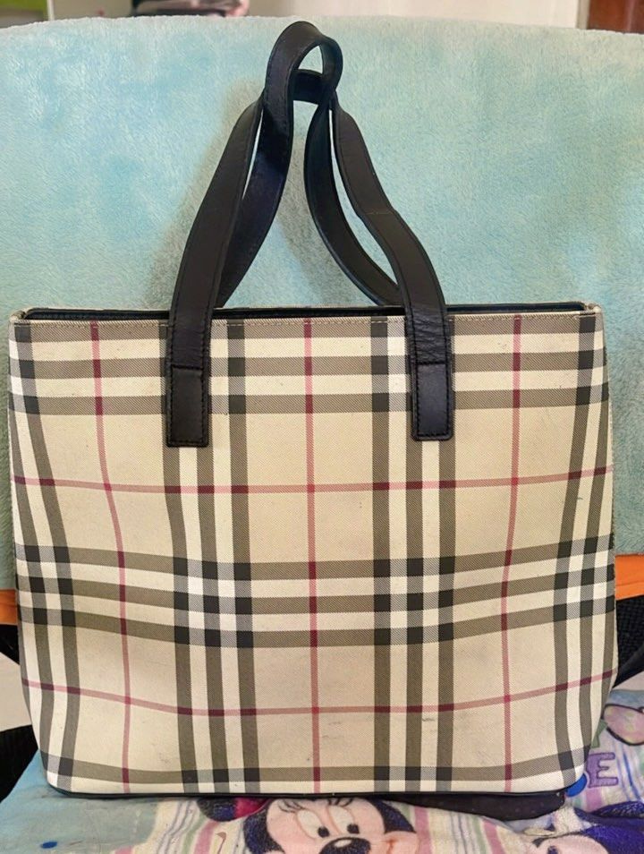 Burberry London Checkered Tote Bag (Category: Luxury Bags & Wallets) located in Tuguegarao City. Submitted by bashapopoy87681 (Listing ID 1427648320, Image 1). Description: Authentic Burberry London tote bag. Features the classic checkered pattern with black leather handles. The interior includes a small pocket with a Burberry London label. A stylish and functional bag for everyday use..