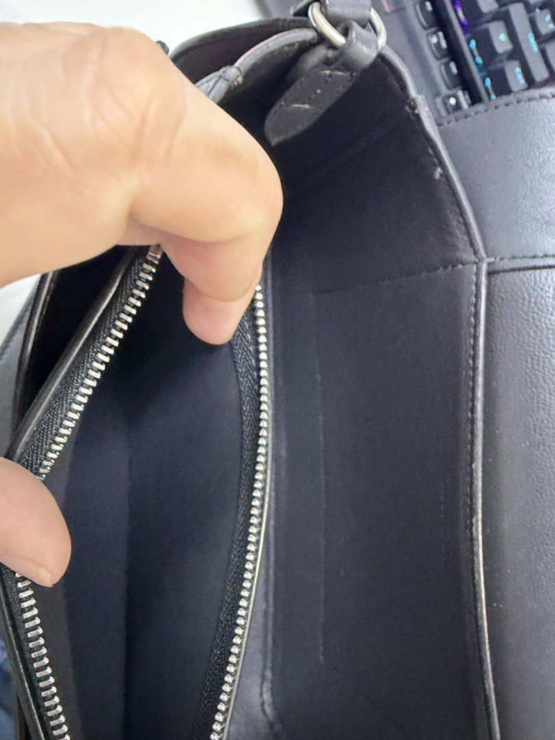 Celine Trapeze Bag (Category: Luxury Bags & Wallets) located in Manila. Submitted by hell_market (Listing ID 1427716192, Image 3). Description: .