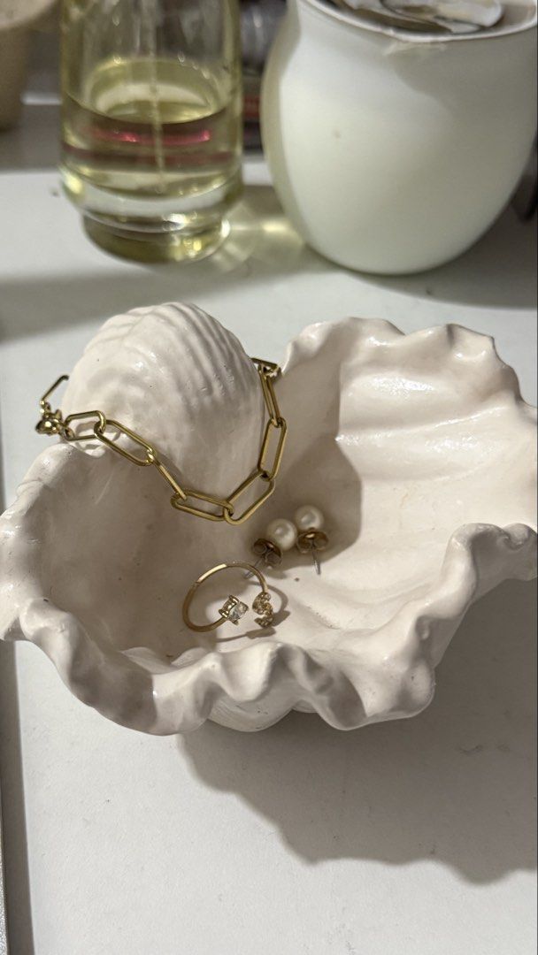 Ceramic Seashell Trinket Bowl (Category: Vases & Decorative Bowls) located in Manila. Submitted by pheta (Listing ID 1427763240, Image 1). Description: RFS: Short on funds No cracks .