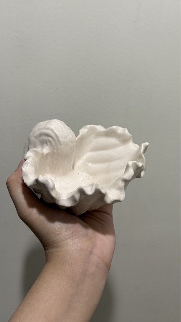 Ceramic Seashell Trinket Bowl (Category: Vases & Decorative Bowls) located in Manila. Submitted by pheta (Listing ID 1427763240, Image 3). Description: RFS: Short on funds No cracks .