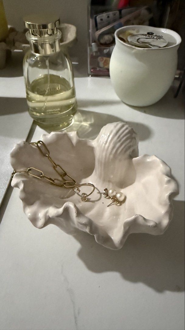 Ceramic Seashell Trinket Bowl (Category: Vases & Decorative Bowls) located in Manila. Submitted by pheta (Listing ID 1427763240, Image 2). Description: RFS: Short on funds No cracks .