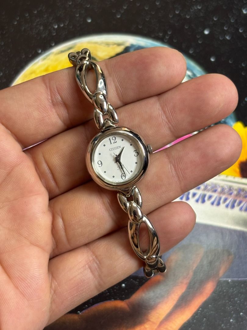CITIZEN FILL QUARTZ BRACELET – CLASSIC ELEGANT (Category: Luxury Watches) located in Mandaue City. Submitted by nippon-finds (Listing ID 1427714769, Image 1). Description: Brand/Model: Citizen Quartz Case Size: approx. 20mm Year: 1990s Material: Silver tone Details: Jewelry-style bracelet, white dial with Arabic numerals, quartz movement Condition: Good condition, fully working Price: ₱2,000 Meet-up: IT Park Cebu (weekdays), SM JMall Mandaue (wee