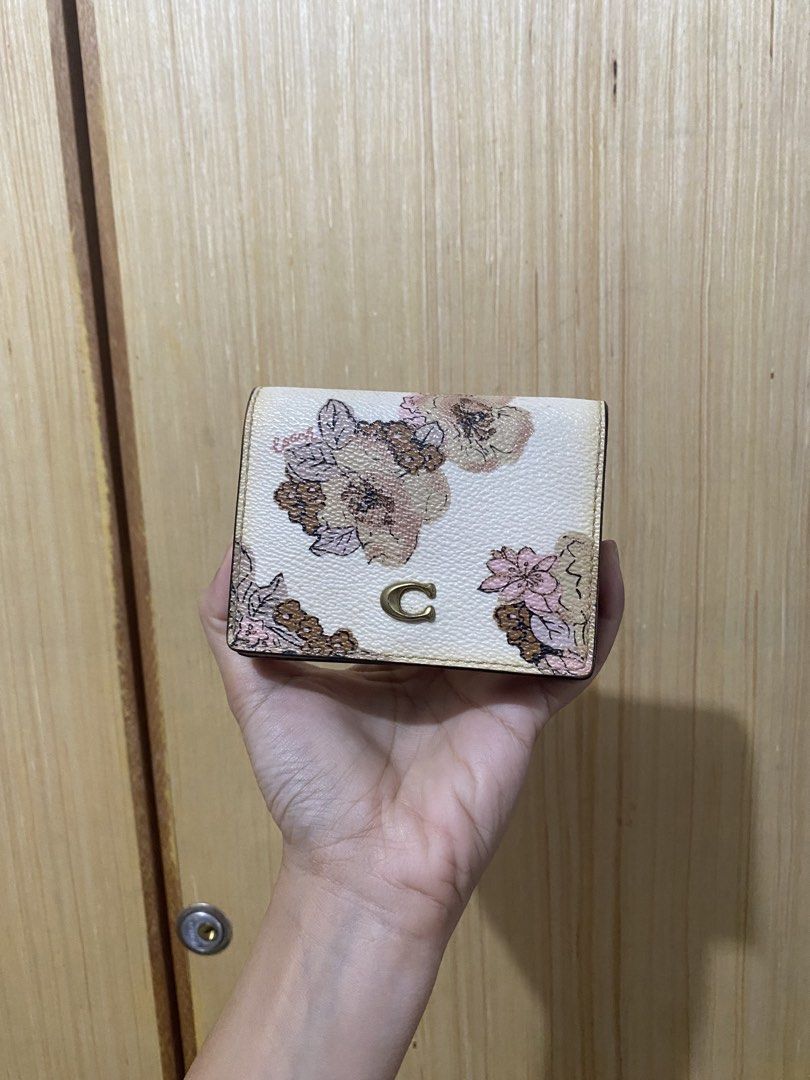 Coach Floral Chain Wallet (Category: Luxury Bags & Wallets) located in Cainta. Submitted by moonchild1215 (Listing ID 1427646868, Image 3). Description: .