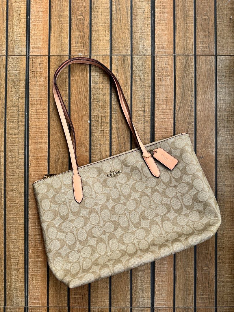 Coach Signature Tote Bag (Category: Luxury Bags & Wallets) located in Carmen. Submitted by t1torref (Listing ID 1427640945, Image 1). Description: I bought this Toronto with my aunt (she gifted it to me) but it's just not my personal style haha and I thought it would have been rude to refuse at the time. I wore it out once just to see... but it really doesn't speak to me :(( I'm sure someone else would be happy to have this. It fits my 13-inch ma