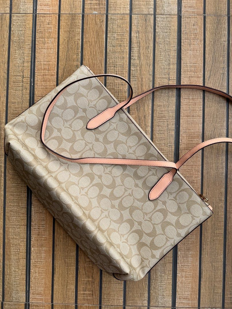 Coach Signature Tote Bag (Category: Luxury Bags & Wallets) located in Carmen. Submitted by t1torref (Listing ID 1427640945, Image 2). Description: I bought this Toronto with my aunt (she gifted it to me) but it's just not my personal style haha and I thought it would have been rude to refuse at the time. I wore it out once just to see... but it really doesn't speak to me :(( I'm sure someone else would be happy to have this. It fits my 13-inch ma