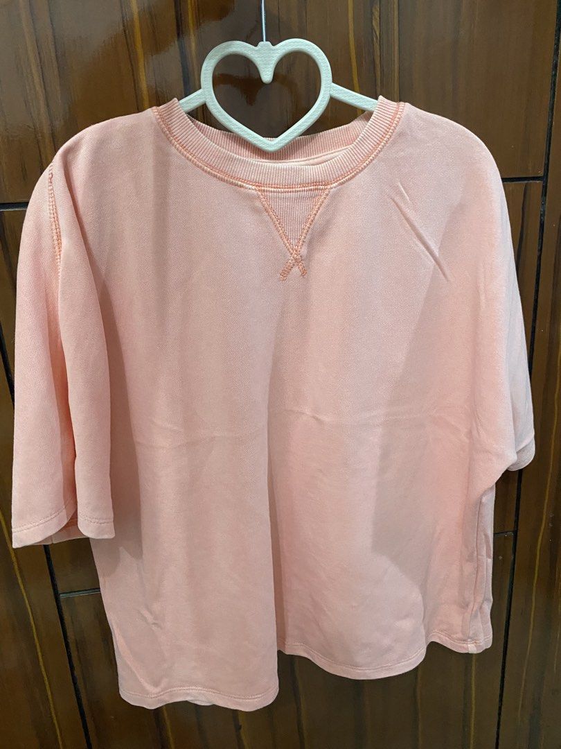Cotton On XS Peach Oversized Sweatshirt (Category: Longsleeves) located in Pateros City. Submitted by downsizin (Listing ID 1427648070, Image 1). Description: Size xs on tag but can fit up to XL body frame Peach-colored sweatshirt from Cotton On. It features a crew neck and short sleeves. The size is XS. The sweatshirt has a stitched detail on the neckline and down the back. Made in China..