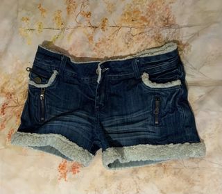 (Category: ) located in . Submitted by poshandthings (Listing ID 1427722020, Image 1). Description: .