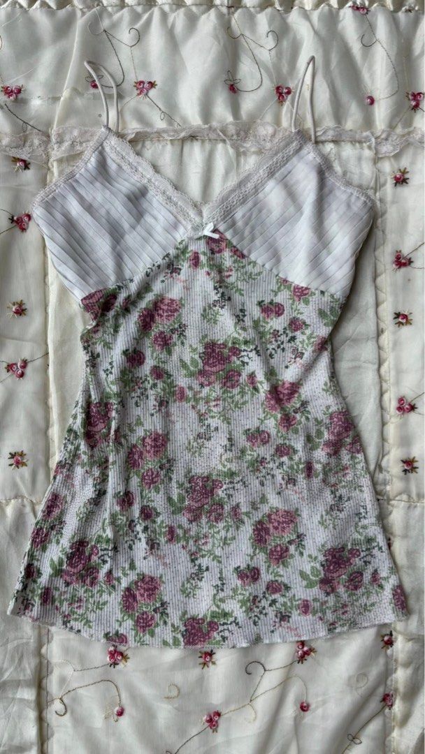 Floral Print Camisole Top (Category: Sleeveless) located in Agdangan. Submitted by angelsdiary_ (Listing ID 1427727179, Image 1). Description: .