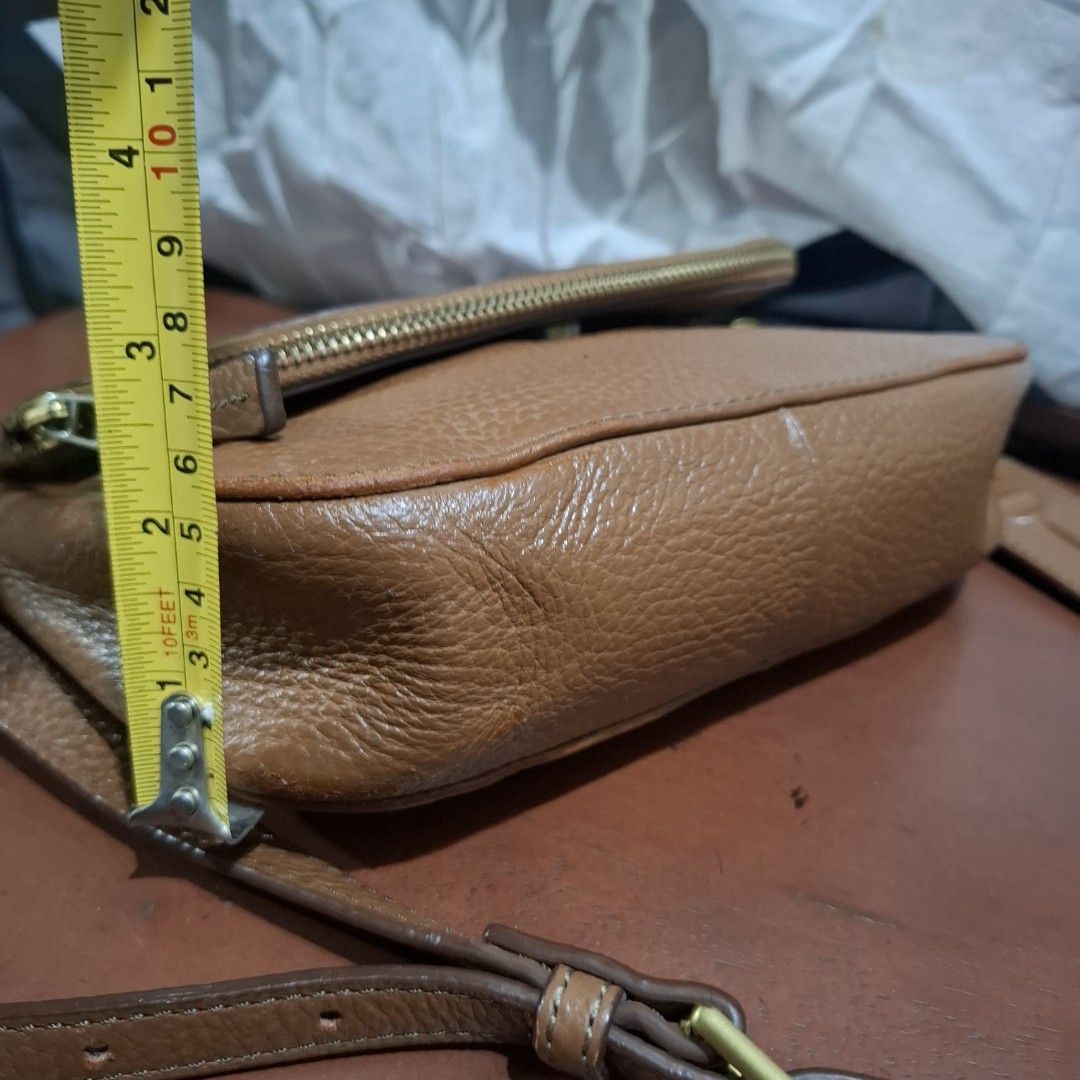 Fossil Brown Leather Crossbody Bag (Category: Cross-body Bags) located in Manila. Submitted by jjprelovedcollections2 (Listing ID 1427746126, Image 2). Description: repainted mga gasgas na paints. sobra halata sa pic. pero sa actual hindi naman masyado. malinis naman inside..