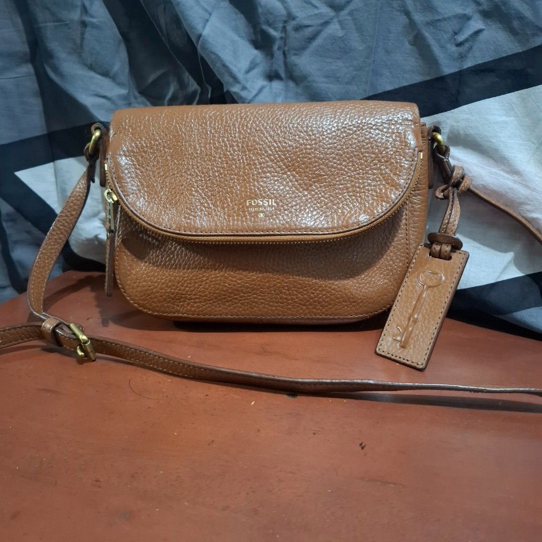 Fossil Brown Leather Crossbody Bag (Category: Cross-body Bags) located in Manila. Submitted by jjprelovedcollections2 (Listing ID 1427746126, Image 1). Description: repainted mga gasgas na paints. sobra halata sa pic. pero sa actual hindi naman masyado. malinis naman inside..