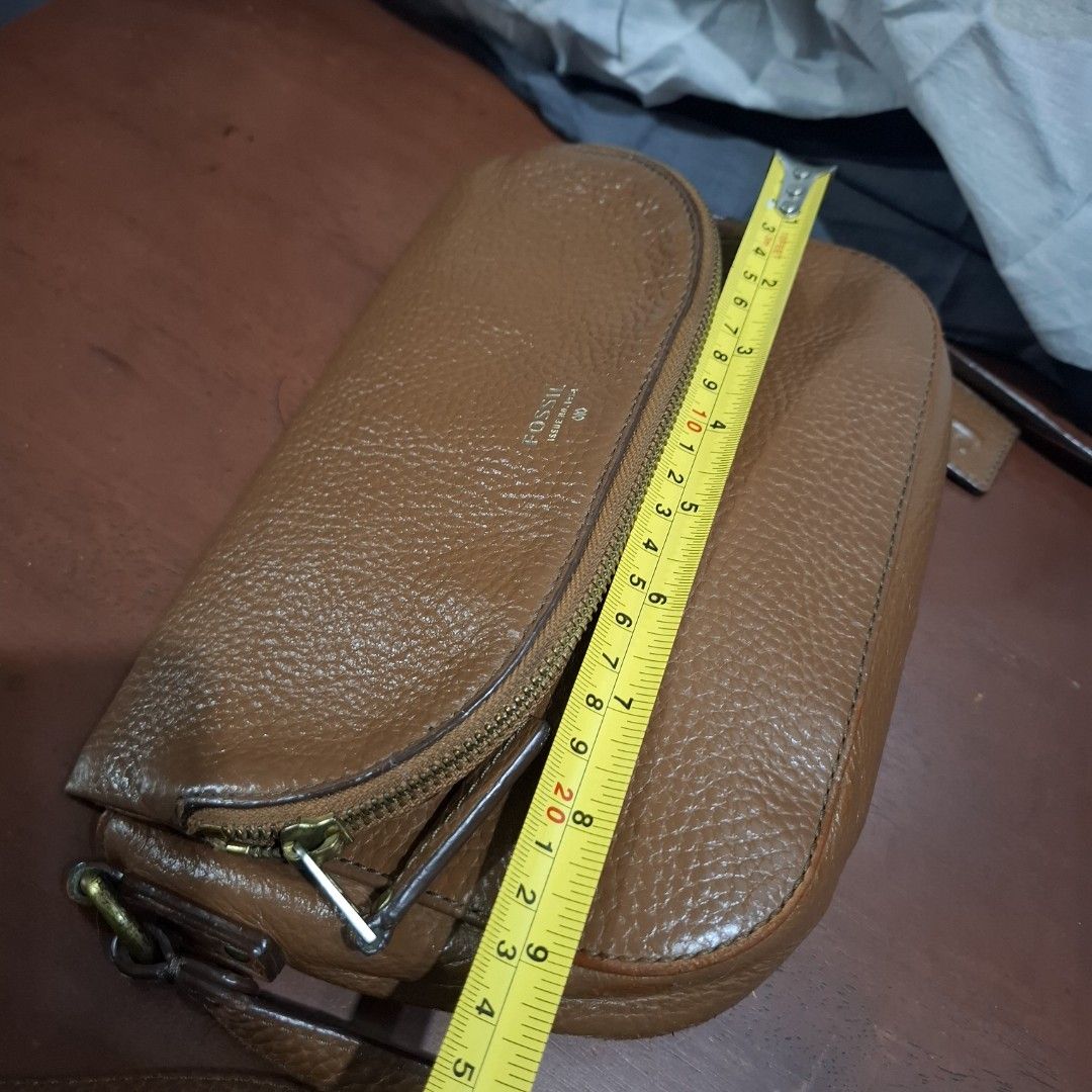 Fossil Brown Leather Crossbody Bag (Category: Cross-body Bags) located in Manila. Submitted by jjprelovedcollections2 (Listing ID 1427746126, Image 3). Description: repainted mga gasgas na paints. sobra halata sa pic. pero sa actual hindi naman masyado. malinis naman inside..
