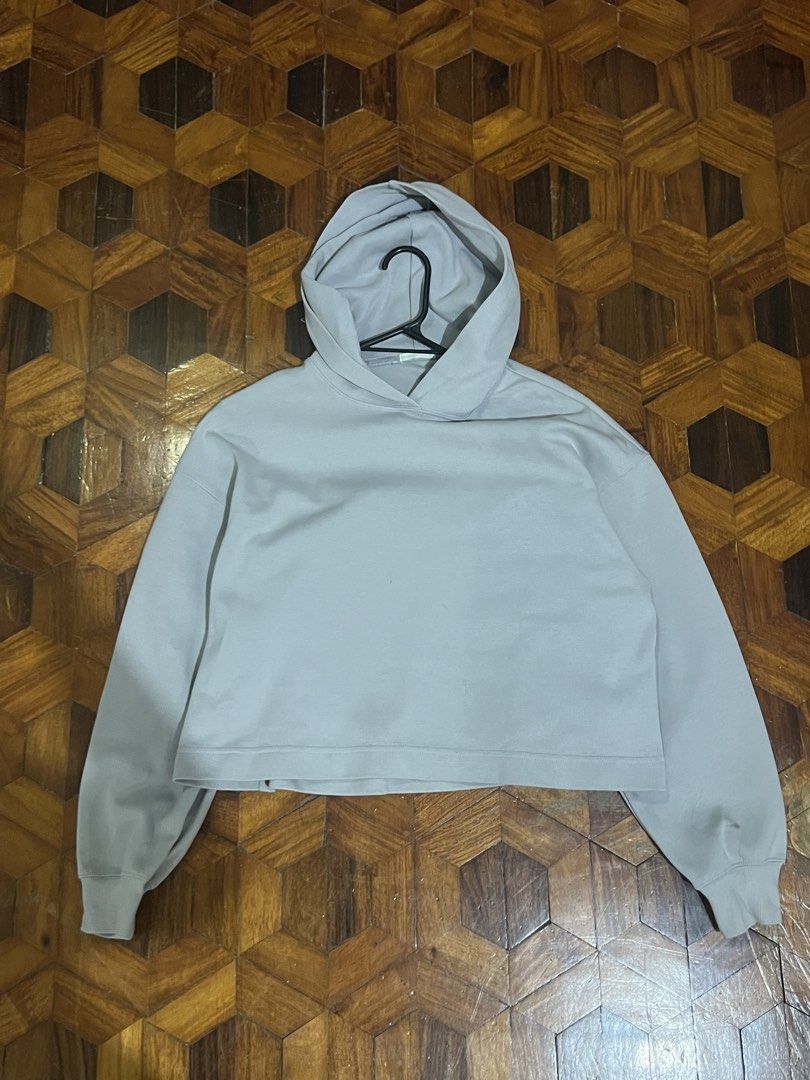 GU GRAY BOXY Cropped Hoodie - Size S (Category: Coats, Jackets and Outerwear) located in Quezon City. Submitted by shadecluttersss (Listing ID 1427765166, Image 1). Description: .
