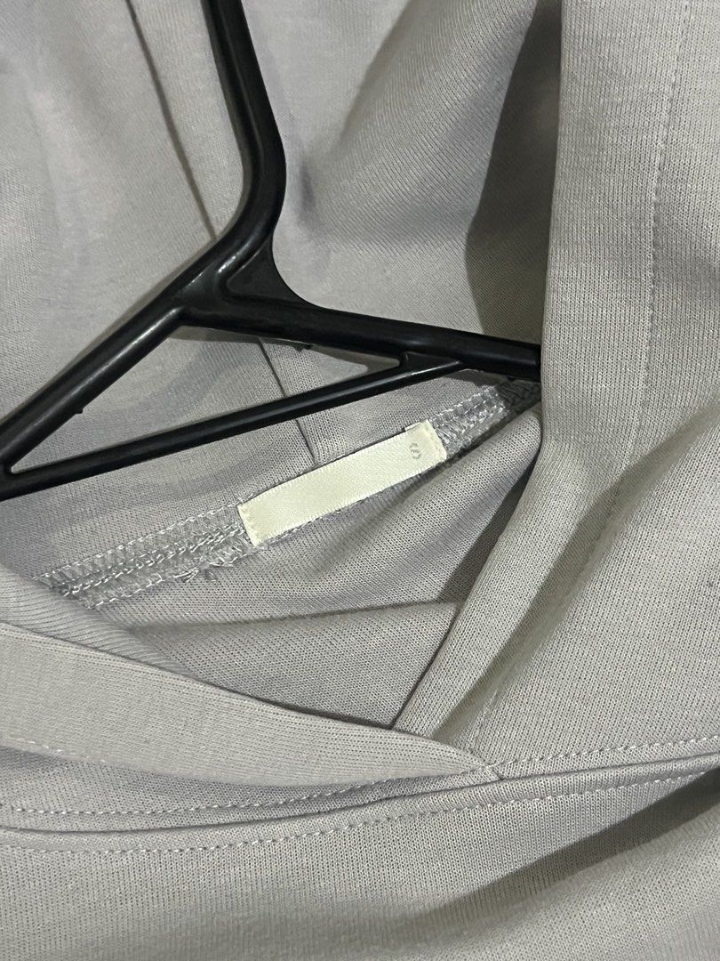 GU GRAY BOXY Cropped Hoodie - Size S (Category: Coats, Jackets and Outerwear) located in Quezon City. Submitted by shadecluttersss (Listing ID 1427765166, Image 2). Description: .