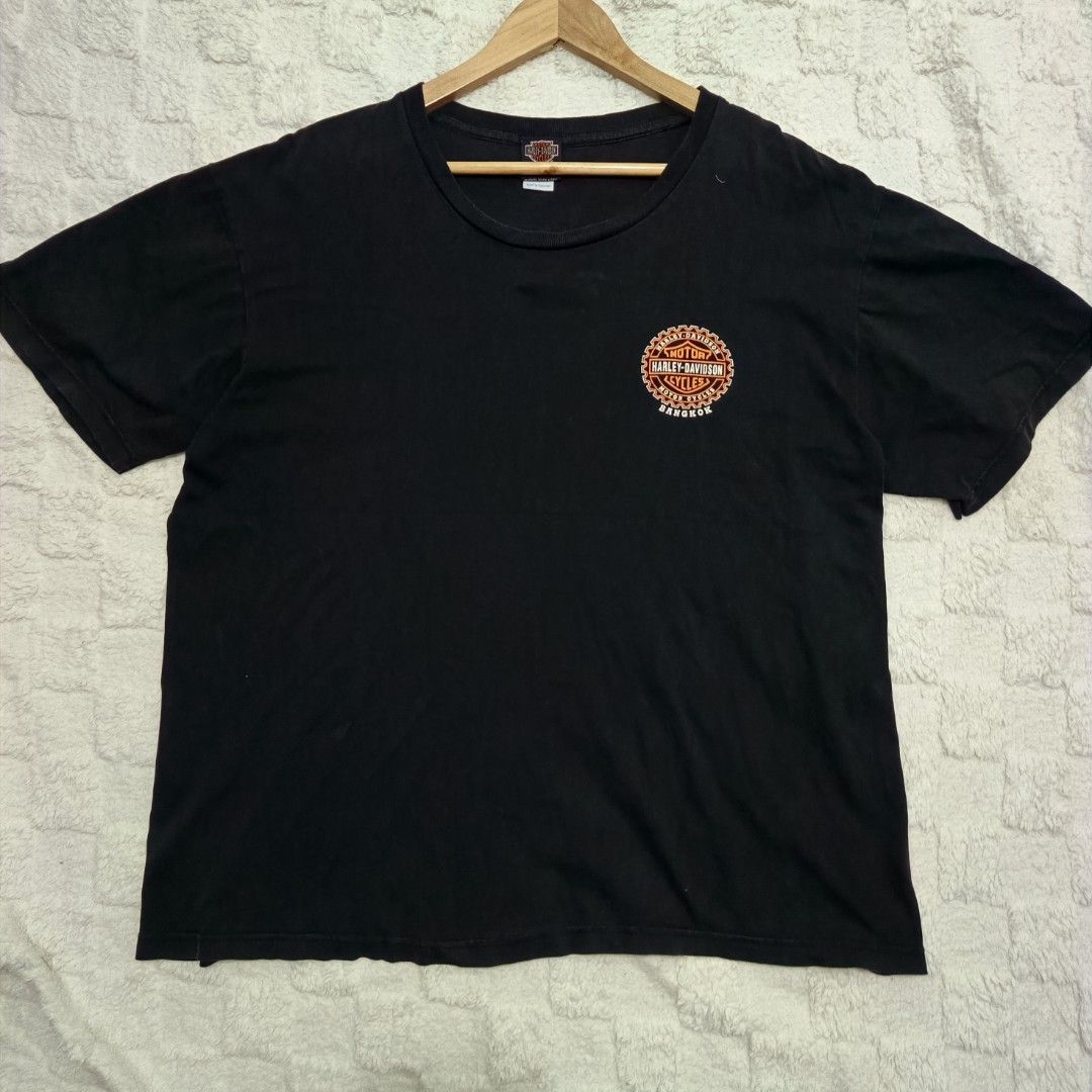 Harley-Davidson Bangkok T-shirt (Category: Tshirts & Polo Shirts ) located in Santa Cruz. Submitted by fiercegem_1ef7ea (Listing ID 1427730771, Image 1). Description: Black Harley-Davidson T-shirt featuring a circular logo on the front and back. The back of the shirt displays the Harley-Davidson logo with "Bangkok" underneath. The shirt has short sleeves and a crew neck..