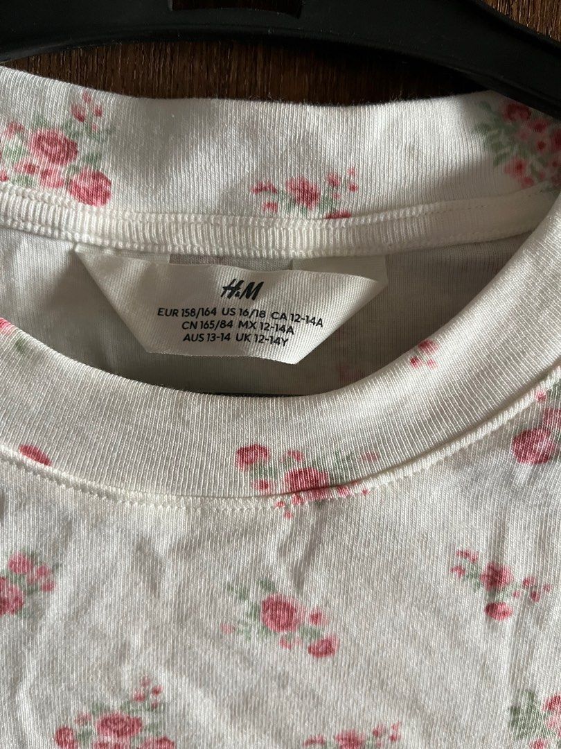 H&M cream floral top (Category: Shirts) located in Bulacan. Submitted by mauchiko (Listing ID 1427649644, Image 2). Description: Can fit xs to small body frame.