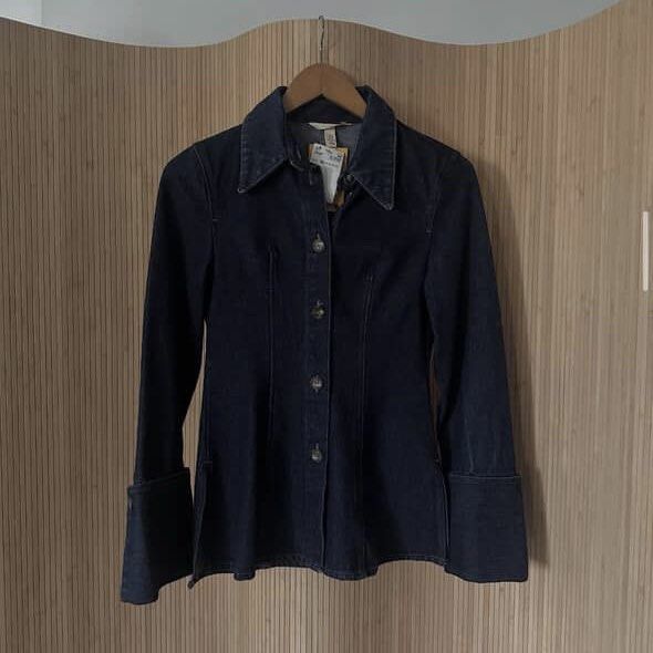 H&M Fitted Denim Shirt (Category: Coats, Jackets and Outerwear) located in Paranaque City. Submitted by capeg (Listing ID 1427735297, Image 1). Description: - Dark wash denim shirt jacket - Classic collar - Button-down closure - Long sleeves with flared cuffs - Tailored fit - Flattering silhouette - New with tag.