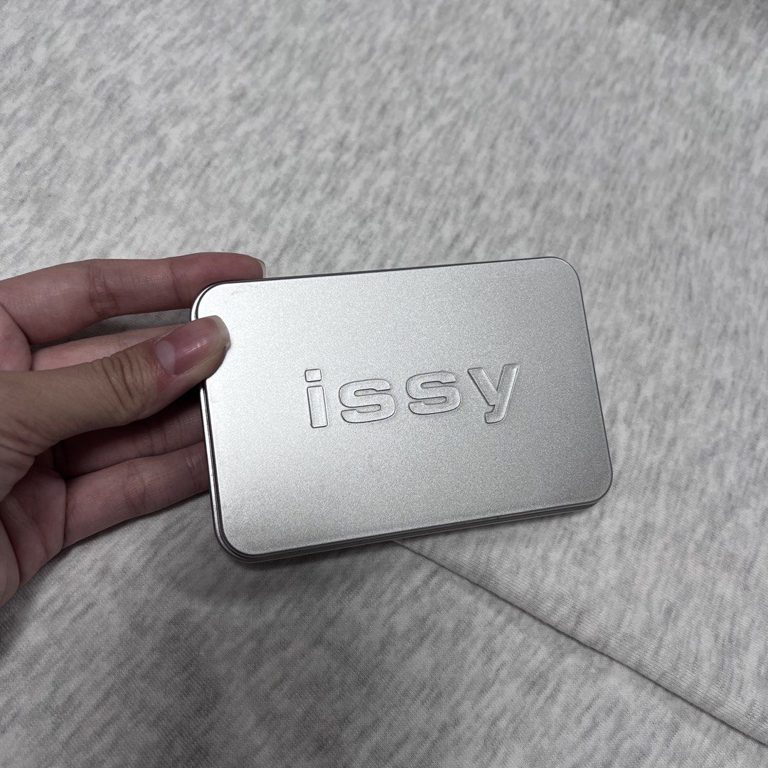 Issy & Co. Refillable Regular Palette (Category: Makeup) located in Manila. Submitted by bravefire-32ce (Listing ID 1427731678, Image 1). Description: Flaws: Minor scratches.