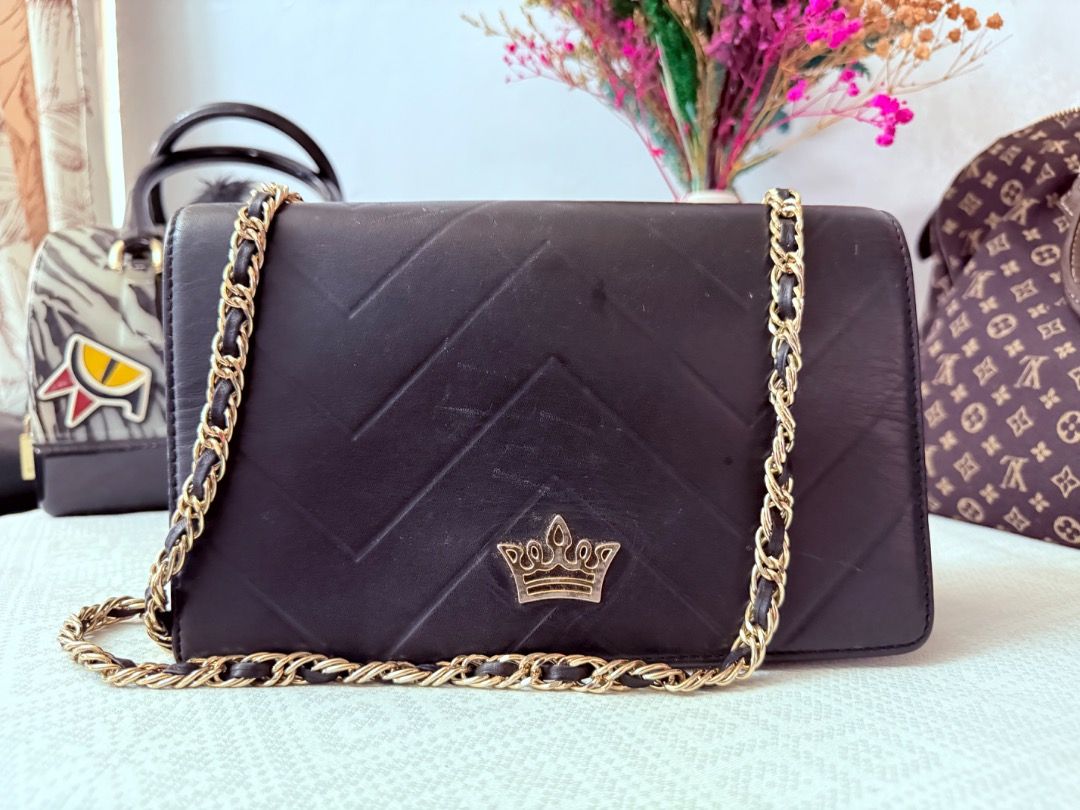 j.estina shoulder bag (Category: Luxury Bags & Wallets) located in Cotabato. Submitted by goldenhiveph0826 (Listing ID 1427502706, Image 3). Description: 💼J.Estina Black Leather Bag❤️ 💯Elegant with gold crown emblem❤️ ✅• Genuine leather, quilted design ✅• Chain strap for versatile carry ✅• Flap closure, interior pocket ✅• Perfect for work or night out 💼🚫Over all conditions 📢 • Slight creasing on leather (see photos) • Minor wear on chain har