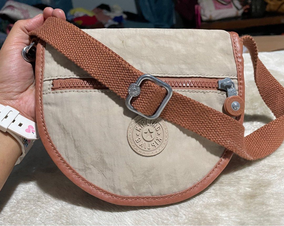 Kipling Circular Beige/brown cross-body bag (Category: Ear Care) located in Mandaue City. Submitted by chuchi152615 (Listing ID 1427735410, Image 1). Description: .