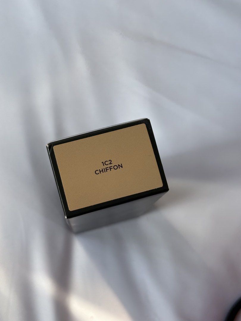 Laura Mercier Real Flawless Foundation 1C2 Chiffon (Category: Makeup) located in Navotas City. Submitted by hellolades (Listing ID 1413902955, Image 2). Description: Laura Mercier Real Flawless Foundation in 1C2 Chiffon. 30ml / 1 fl. oz. US. Achieve a flawless finish. Php 3000 free sf via j&t.