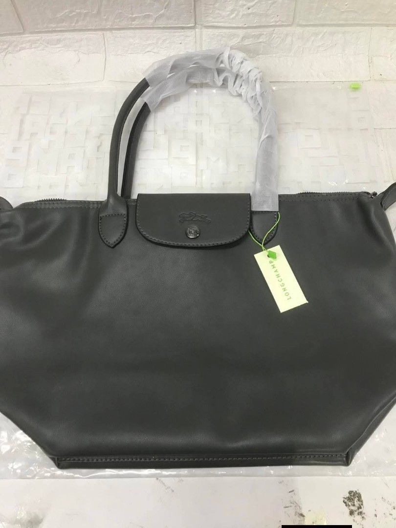 Longchamp Le Pliage Cuir Tote Bag (Category: Luxury Bags & Wallets) located in Manila. Submitted by lenpot15 (Listing ID 1427670991, Image 3). Description: Genuine Longchamp Le Pliage Cuir tote bag. Features a leather exterior, top handles, and a flap closure with a snap. The bag has a zipper closure and a spacious interior. Available in multiple colors. Includes original tags. A versatile and stylish bag for everyday use..