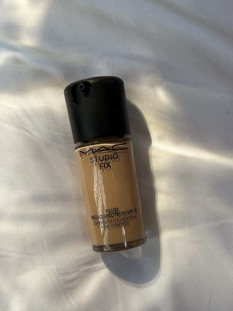 MAC Studio Fix Fluid Broad Spectrum SPF 15 (Category: Makeup) located in Navotas City. Submitted by hellolades (Listing ID 1413907092, Image 2). Description: SALE MAC Studio Fix Fluid foundation Php 2000 - Shade: NC18 - 24-hour matte wear - Oil control formula - 30ml / 1.0 FL. OZ..