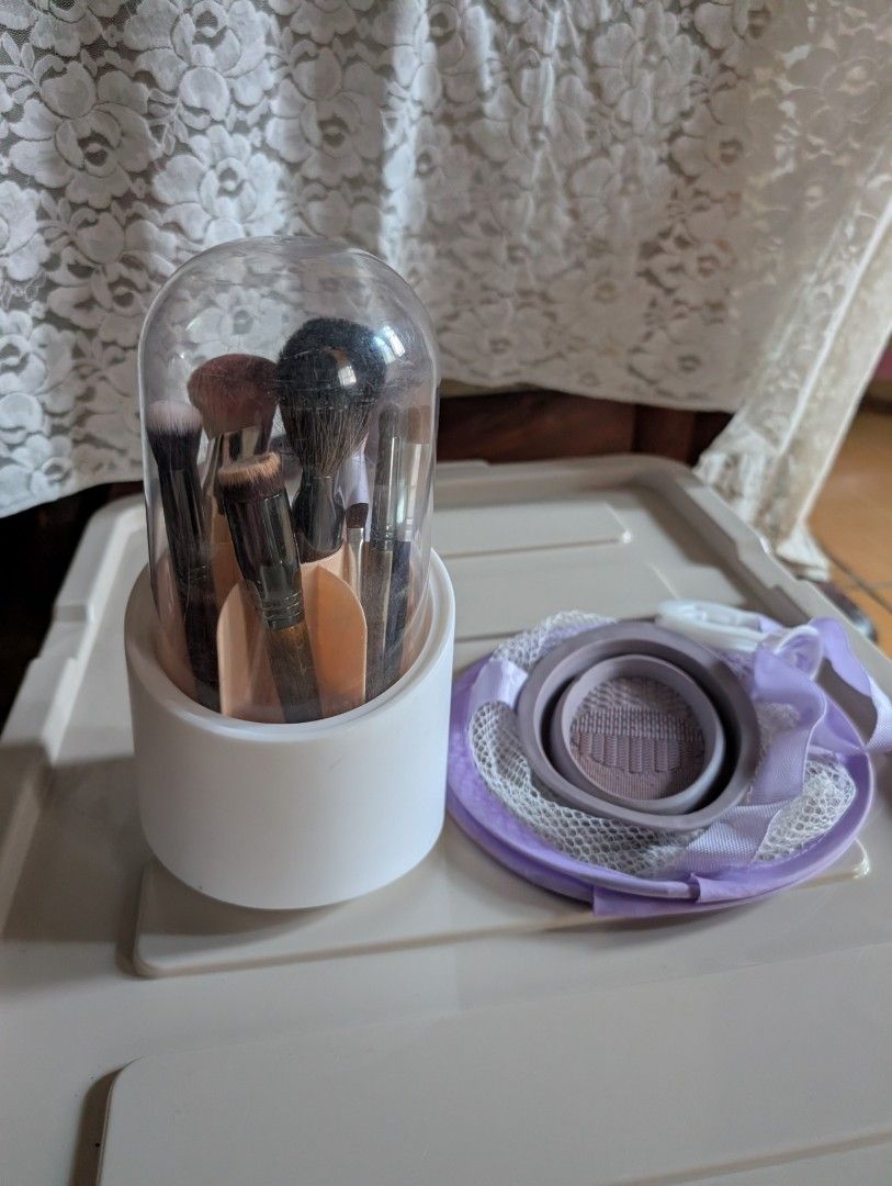 Makeup Brush Set with Organizer and Cleaning Tool (Category: Makeup) located in Vigan. Submitted by kortnidru (Listing ID 1427674339, Image 1). Description: Set includes a variety of makeup brushes, a brush organizer, and a cleaning tool. The brushes have different shapes and sizes for various makeup applications. The organizer is white with a clear dome. The cleaning tool is a lavender color. This set is perfect for both beginners and experience