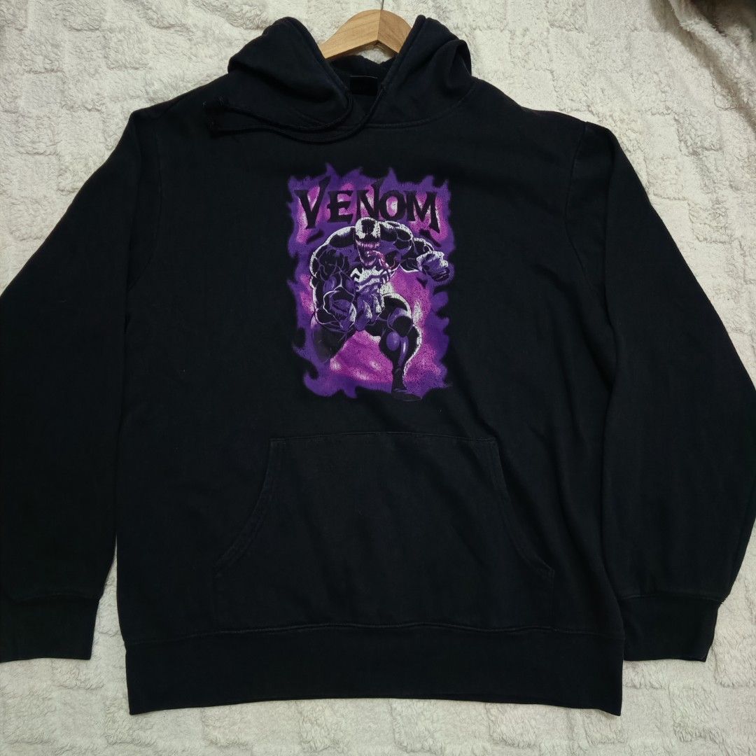 Marvel Venom Hoodie vintage (Category: Hoodies) located in Santa Cruz. Submitted by fiercegem_1ef7ea (Listing ID 1427729541, Image 1). Description: Black hoodie featuring a Venom graphic on the front. The hoodie has a kangaroo pocket and a hood. The Marvel logo is visible on the tag inside the hoodie. Made of a cotton and polyester blend..