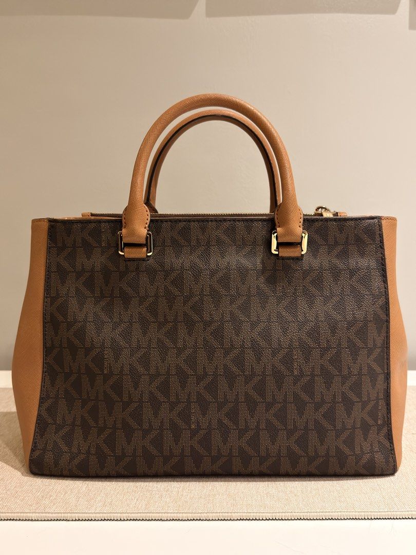 Michael Kors Kellen Medium Bag (Category: Luxury Bags & Wallets) located in Manila. Submitted by copthatstuff (Listing ID 1427751834, Image 2). Description: Pre-loved MK bag ❤️ used with care. Price negotiable! .