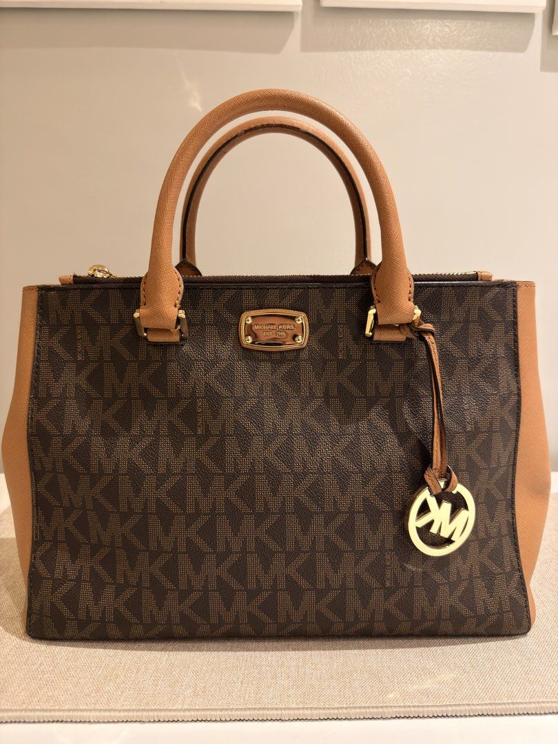 Michael Kors Kellen Medium Bag (Category: Luxury Bags & Wallets) located in Manila. Submitted by copthatstuff (Listing ID 1427751834, Image 1). Description: Pre-loved MK bag ❤️ used with care. Price negotiable! .