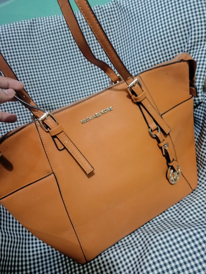 Michael Kors Tote Bag Tan Color (Category: Luxury Bags & Wallets) located in Cavite. Submitted by calix0613 (Listing ID 1427642627, Image 2). Description: .
