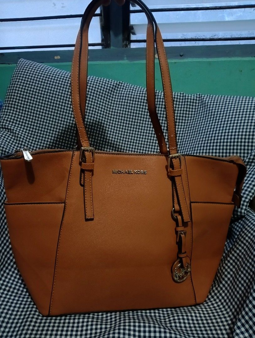 Michael Kors Tote Bag Tan Color (Category: Luxury Bags & Wallets) located in Cavite. Submitted by calix0613 (Listing ID 1427642627, Image 1). Description: .