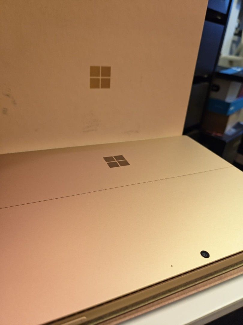 Microsoft Surface Laptop - Like New405946736869396480
