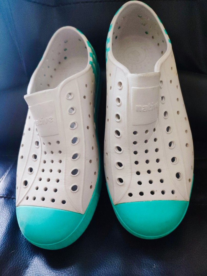 Original Native Shoes - White and Green (Category: Babies & Kids Fashion) located in Quezon City. Submitted by PaidTY (Listing ID 1427678087, Image 3). Description: Stylish Native shoes in white and green. Features a perforated design for breathability and a comfortable fit. The shoes have a green toe cap and stripes on the side. The Native logo is visible on the heel. Perfect for casual wear. rfs: outgrown J2 21 cm – 21.5 cm US Size: 2 EU Size: 