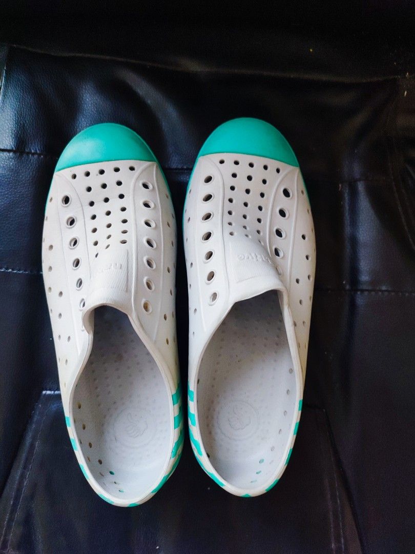 Original Native Shoes - White and Green (Category: Babies & Kids Fashion) located in Quezon City. Submitted by PaidTY (Listing ID 1427678087, Image 2). Description: Stylish Native shoes in white and green. Features a perforated design for breathability and a comfortable fit. The shoes have a green toe cap and stripes on the side. The Native logo is visible on the heel. Perfect for casual wear. rfs: outgrown J2 21 cm – 21.5 cm US Size: 2 EU Size: 