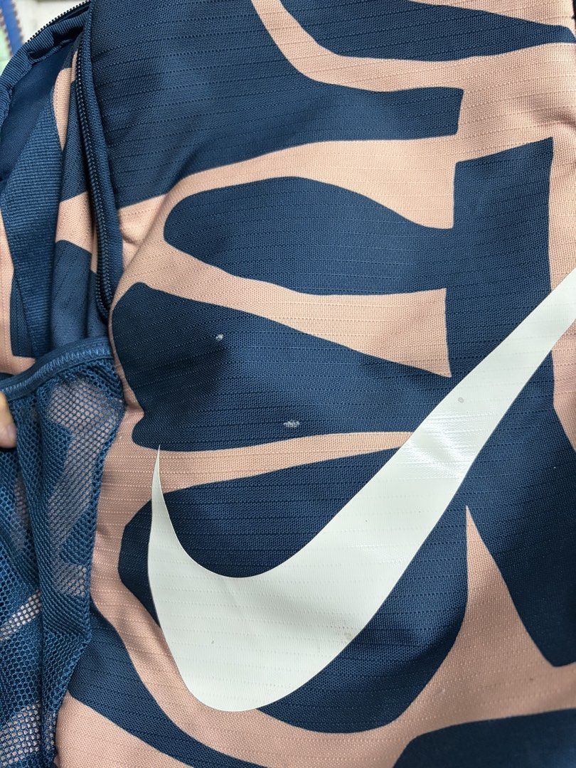 Nike 18L Backpack (Category: Backpacks) located in Manila. Submitted by ab_mor (Listing ID 1427709593, Image 3). Description: Original Nike 18L Backpack Owned it for at least 5 years na Damaged ung left mesh pocket.