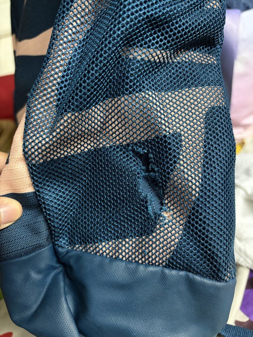 Nike 18L Backpack (Category: Backpacks) located in Manila. Submitted by ab_mor (Listing ID 1427709593, Image 2). Description: Original Nike 18L Backpack Owned it for at least 5 years na Damaged ung left mesh pocket.