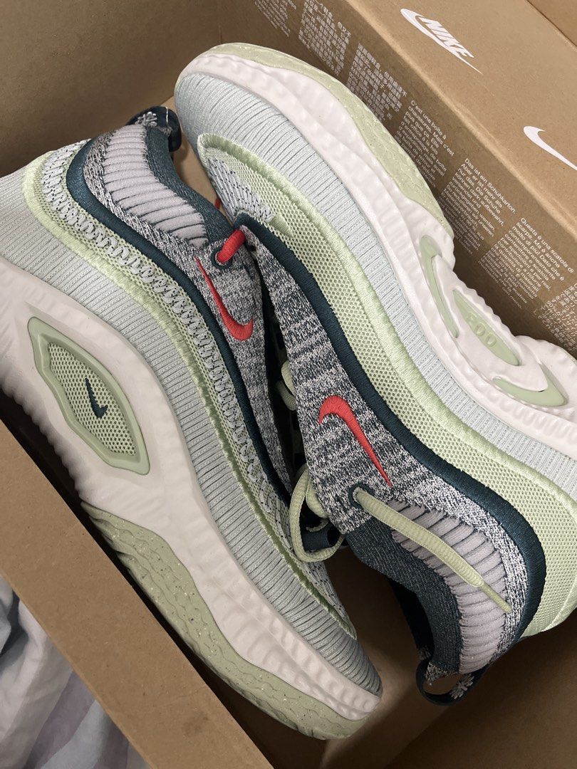 Nike Cosmic Unity 3 - Christmas (Category: Sneakers) located in Santa Rosa. Submitted by kazuyahaha (Listing ID 1427731529, Image 1). Description: Never been used. Can go lower RFS: I got it as a gift but I don't play basketball so I am trying to sell it instead of it rotting in my cabinet lmao. .