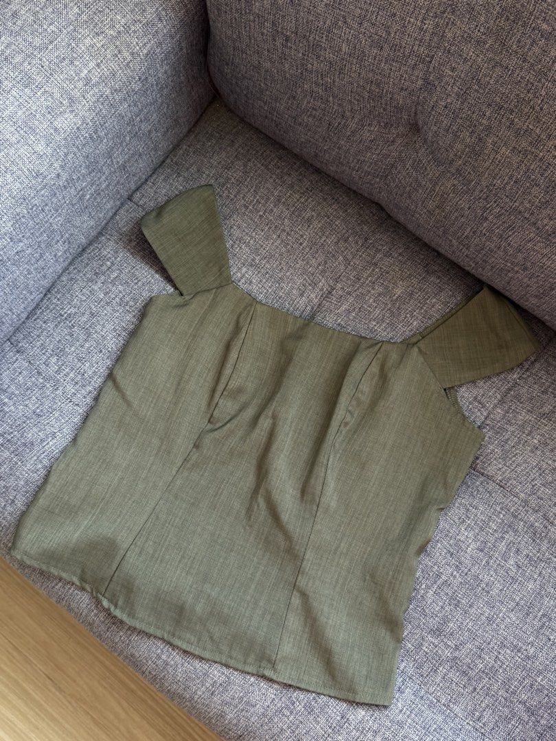 Olive Green Square Neck Top (Category: Blouses) located in Manila. Submitted by ej_guyud00 (Listing ID 1427691947, Image 2). Description: 💌 once used 💌 xs to small 💌 ganda ng fit.