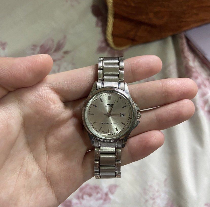 Original Casio Silver Watch (unisex) (with new battery) (Category: Luxury Watches) located in Marikina City. Submitted by jeliie (Listing ID 1427735951, Image 1). Description: may allowance pa konti.