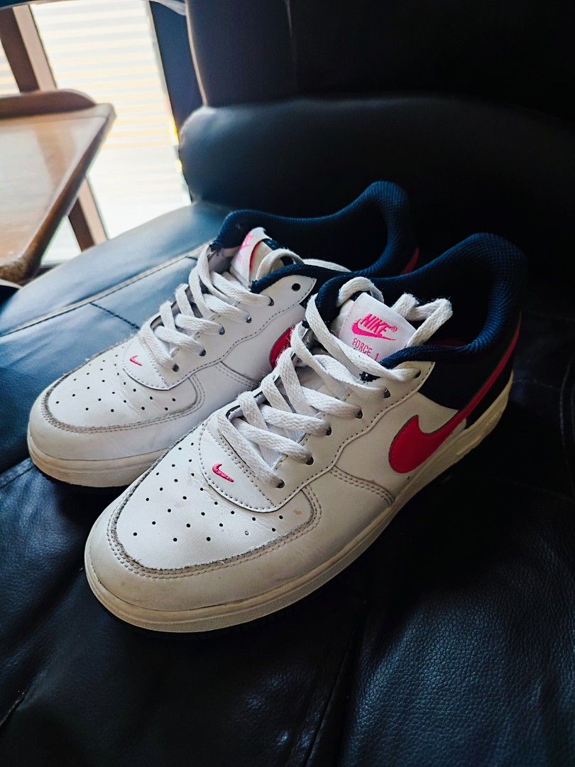 Original Nike Air Force 1 Low White Pink (Category: Babies & Kids Fashion) located in Quezon City. Submitted by PaidTY (Listing ID 1427680487, Image 1). Description: Nike Air Force 1 Low sneakers in white with pink accents. Features a white leather upper with a pink swoosh and a navy blue collar. The Nike logo is visible on the heel and tongue. Includes white laces. Size: US 3, 22 cm rfs: outgrown needs cleaning only.
