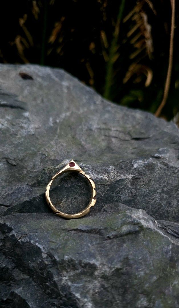 Powerful ring （分類：戒指）位於 Hong Kong。 由 best4k4 提交（商品編號 1427723642，圖片 7）。簡介： the most powerful and protecting against evil. and bring good luck ring. features a unique design with red enamel accents. The red enamel is visible on the top and sides of the ring. It is a beautiful piece of jewelry. please 🙏 this ring is not for pregnant women. she touch it, but she can not wear it . to avoid miscarriage。