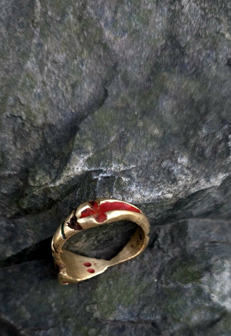 Powerful ring （分類：戒指）位於 Hong Kong。 由 best4k4 提交（商品編號 1427723642，圖片 1）。簡介： the most powerful and protecting against evil. and bring good luck ring. features a unique design with red enamel accents. The red enamel is visible on the top and sides of the ring. It is a beautiful piece of jewelry. please 🙏 this ring is not for pregnant women. she touch it, but she can not wear it . to avoid miscarriage。