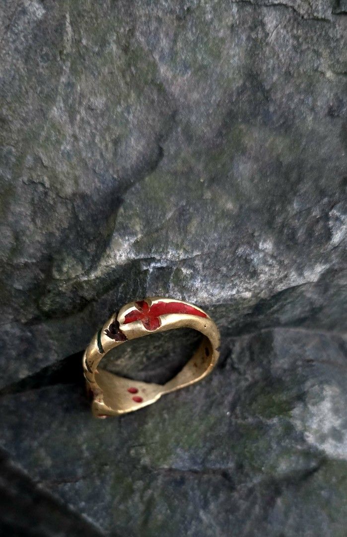 Powerful ring （分類：戒指）位於 Hong Kong。 由 best4k4 提交（商品編號 1427723642，圖片 5）。簡介： the most powerful and protecting against evil. and bring good luck ring. features a unique design with red enamel accents. The red enamel is visible on the top and sides of the ring. It is a beautiful piece of jewelry. please 🙏 this ring is not for pregnant women. she touch it, but she can not wear it . to avoid miscarriage。