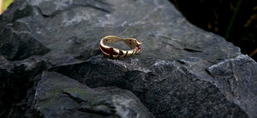 Powerful ring （分類：戒指）位於 Hong Kong。 由 best4k4 提交（商品編號 1427723642，圖片 4）。簡介： the most powerful and protecting against evil. and bring good luck ring. features a unique design with red enamel accents. The red enamel is visible on the top and sides of the ring. It is a beautiful piece of jewelry. please 🙏 this ring is not for pregnant women. she touch it, but she can not wear it . to avoid miscarriage。