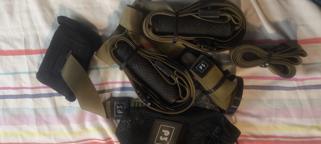 PS Tactical Gear Set （分類：其他）位於 Hong Kong。 由 peterthepainter 提交（商品編號 1427778667，圖片 1）。簡介： Tactical gear set includes multiple straps, a black pouch, and other accessories. The set features a combination of black and olive green colors. The straps appear to be adjustable and designed for various tactical applications. The set is likely designed for attaching to other tactical gear.。