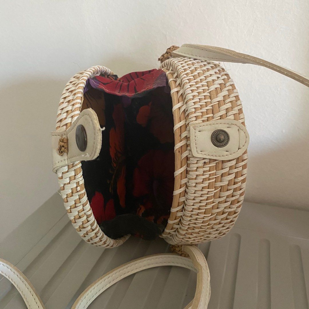 Round Woven Bag with White Strap (Category: Cross-body Bags) located in Lubao. Submitted by un.knowingly (Listing ID 1427663116, Image 3). Description: RFS: decluttering .