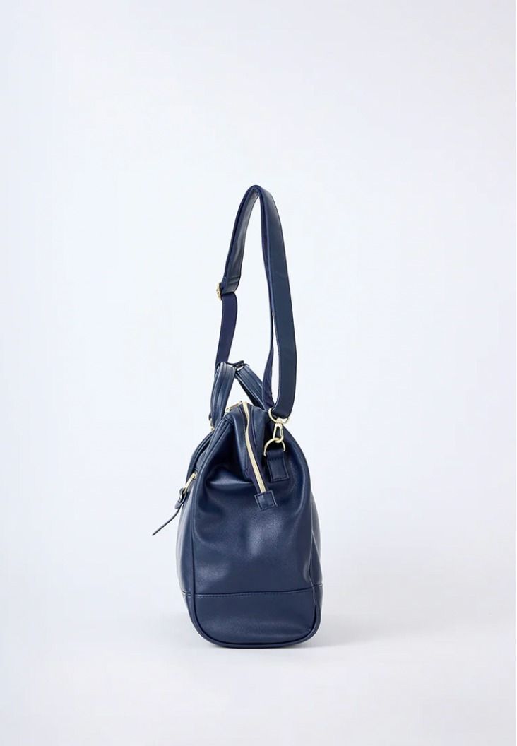 RUSH Anello Black Retro 2Way Shoulder/Sling Bag (Category: Sling Bags) located in Mandaluyong City. Submitted by alyscloset_ (Listing ID 1427772128, Image 2). Description: The design is soft and smooth to the touch and has an attractive retro feel. It has a wide mouth opening making it convenient and easy to see the contents. It's a 2Way shoulder bag that can be used as a tote, ideal for daily use. Dimensions: 34H x 28L x 12W cm Weight: 400g Mate