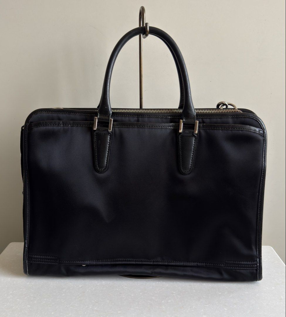 Samsonite Briefcase (Category: Briefcases) located in Binangonan. Submitted by c_r_i_s (Listing ID 1427656614, Image 2). Description: Samsonite Briefcase Authentic Genuine leather and nylon With light signs of use, scuffs, scratches, creases, and stain Made in Japan.