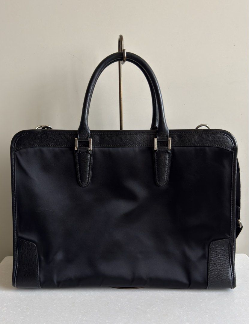 Samsonite Briefcase (Category: Briefcases) located in Binangonan. Submitted by c_r_i_s (Listing ID 1427656614, Image 1). Description: Samsonite Briefcase Authentic Genuine leather and nylon With light signs of use, scuffs, scratches, creases, and stain Made in Japan.